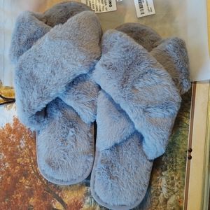 FUZZY SLIPPERS (NWT)